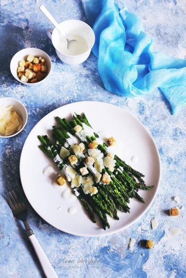 Zdjęcie - Grillowane szparagi z sosem czosnkowym i grzankami - Przepisy kulinarne ze zdjęciami