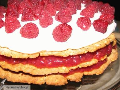 Zdjęcie - Przekładane ciasto migdałowe z malinami  - Przepisy kulinarne ze zdjęciami