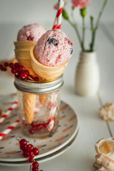 Zdjęcie - Szybkie lody jogurtowe z porzeczkami - Przepisy kulinarne ze zdjęciami