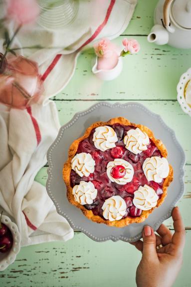Zdjęcie - Kruche ciasto z czereśniami i włoską bezą - Przepisy kulinarne ze zdjęciami