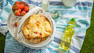 Zdjęcie - Drożdżówki z serem, truskawkami i kruszonką - Przepisy kulinarne ze zdjęciami
