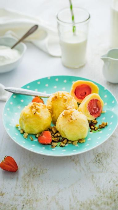 Zdjęcie - Twarogowe knedle z truskawkami i orzechową posypką - Przepisy kulinarne ze zdjęciami