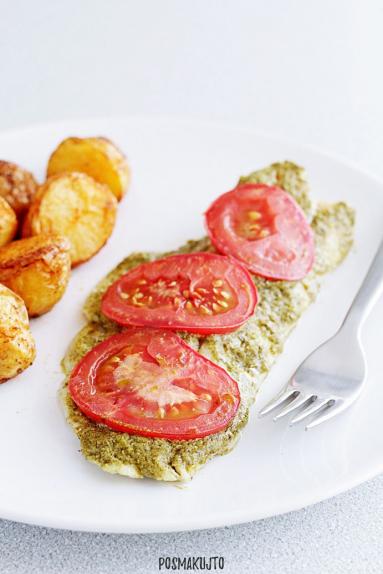 Zdjęcie - Filet z dorsza pieczony z pesto i pomidorami - Przepisy kulinarne ze zdjęciami