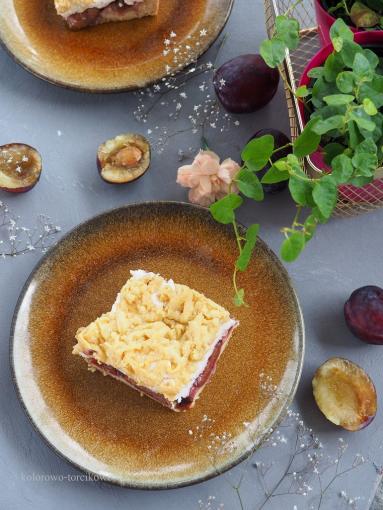 Zdjęcie - Kruche ciasto ze śliwkami i bezą - Przepisy kulinarne ze zdjęciami