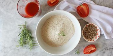 Zdjęcie - Pomidorowe chrupkie pieczywo - Przepisy kulinarne ze zdjęciami
