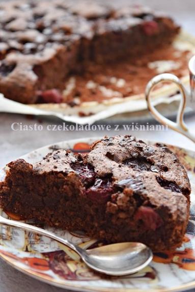 Zdjęcie - Ciasto czekoladowe z mielonych migdałów z wiśniami - Przepisy kulinarne ze zdjęciami