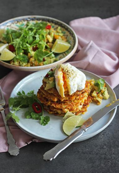Zdjęcie - Cukiniowo-kukurydziane placuszki z salsą awokado i jajkiem w koszulce - Przepisy kulinarne ze zdjęciami