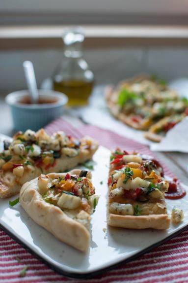 Zdjęcie - Sezonowa pizza warzywna z serem halloumi - Przepisy kulinarne ze zdjęciami