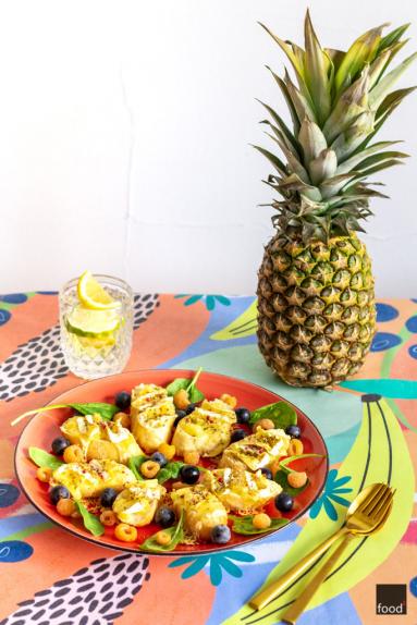 Zdjęcie - Grzanki z serem camembert i ananasem - Przepisy kulinarne ze zdjęciami