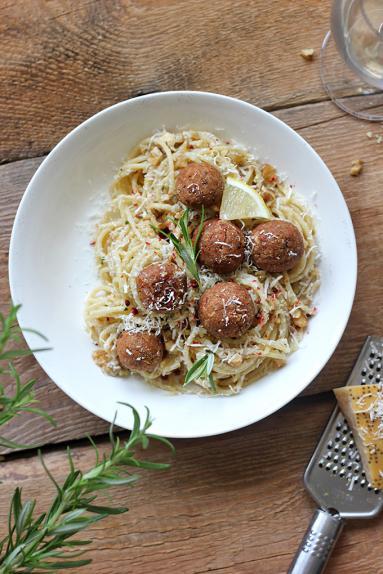 Zdjęcie - Cytrynowe spaghetti z orzechowymi klopsikami - Przepisy kulinarne ze zdjęciami