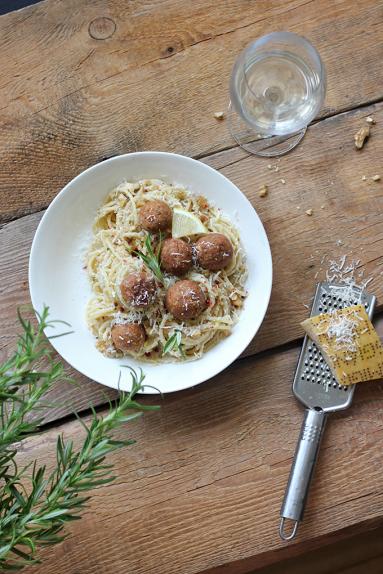 Zdjęcie - Cytrynowe spaghetti z orzechowymi klopsikami - Przepisy kulinarne ze zdjęciami