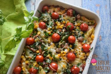 Zdjęcie - Zapiekanka z makaronem, boczkiem, pieczarkami, kukurydzą i pomidorami - Przepisy kulinarne ze zdjęciami