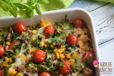 Zdjęcie - Zapiekanka z makaronem, boczkiem, pieczarkami, kukurydzą i pomidorami - Przepisy kulinarne ze zdjęciami