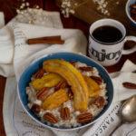 Zdjęcie - Owsianka z karmelizowanymi bananami i orzechami pekan - Przepisy kulinarne ze zdjęciami