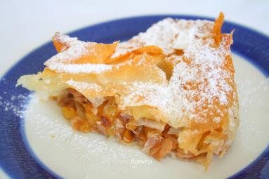 Zdjęcie - Tarta z ciasto filo z brzoskwiniami i migdałami - Przepisy kulinarne ze zdjęciami