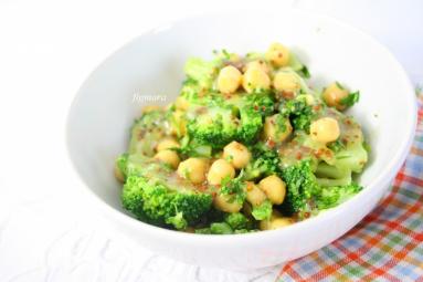 Zdjęcie - Sałatka z brokułu i ciecierzycy - Przepisy kulinarne ze zdjęciami