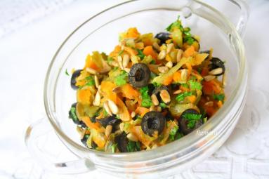 Zdjęcie - Sałatka z ogórka kiszonego, marchwi i czarnych oliwek - Przepisy kulinarne ze zdjęciami