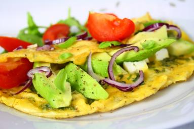 Zdjęcie - Omlet z serem feta i awokado - Przepisy kulinarne ze zdjęciami