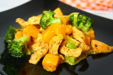 Zdjęcie - Pierś z kurczaka z dynią i brokułami - Przepisy kulinarne ze zdjęciami