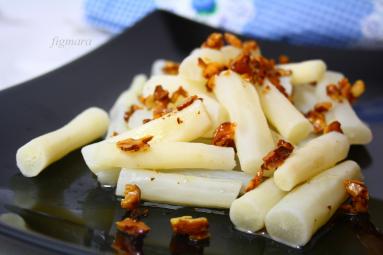 Zdjęcie - Skorzonera z masłem i orzechami włoskimi - Przepisy kulinarne ze zdjęciami