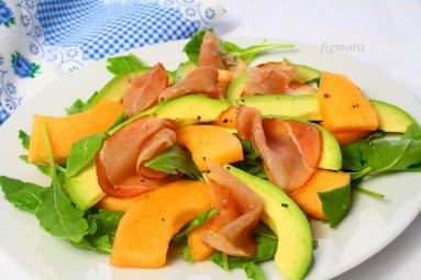 Zdjęcie - Sałatka z melona, awokado, rukoli i szynki dojrzewającej - Przepisy kulinarne ze zdjęciami