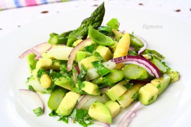 Zdjęcie - Sałatka z białych i zielonych szparagów z awokado - Przepisy kulinarne ze zdjęciami