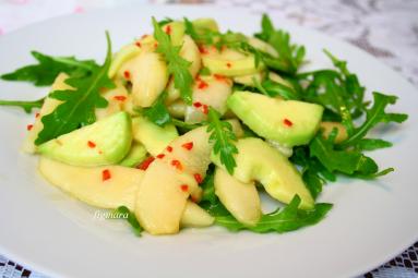 Zdjęcie - Sałatka z gruszki, awokado i rukoli - Przepisy kulinarne ze zdjęciami