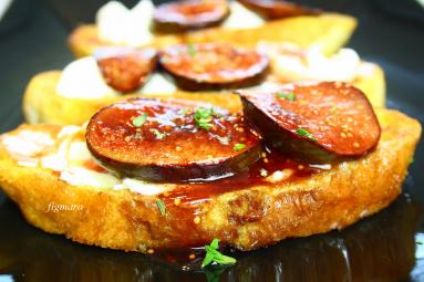Zdjęcie - Francuskie tosty z serkiem i karmelizowanymi figami - Przepisy kulinarne ze zdjęciami