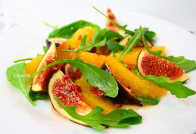 Zdjęcie - Pikantna sałatka z fig, pomarańczy i rukoli - Przepisy kulinarne ze zdjęciami