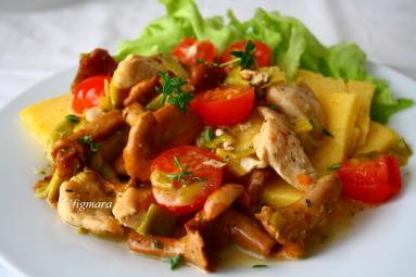 Zdjęcie - Piersi z kurczaka z kurkami, porem, pomidorkami i polentą - Przepisy kulinarne ze zdjęciami