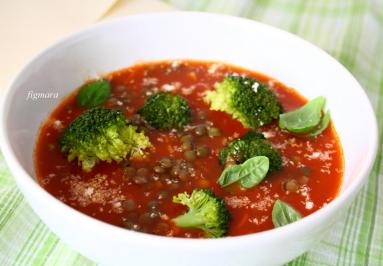 Zdjęcie - Pomidorowa zupa z soczewicą i brokułami - Przepisy kulinarne ze zdjęciami