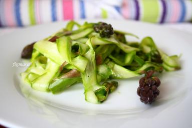 Zdjęcie - Surówka z zielonych szparagów - Przepisy kulinarne ze zdjęciami