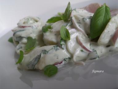 Zdjęcie - Sałatka z ziemniaków z bazylią i sosem jogurtowym - Przepisy kulinarne ze zdjęciami