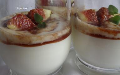 Zdjęcie - Jogurtowo-śmietankowy deser z figami - Przepisy kulinarne ze zdjęciami
