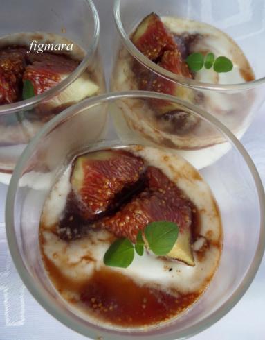Zdjęcie - Jogurtowo-śmietankowy deser z figami - Przepisy kulinarne ze zdjęciami