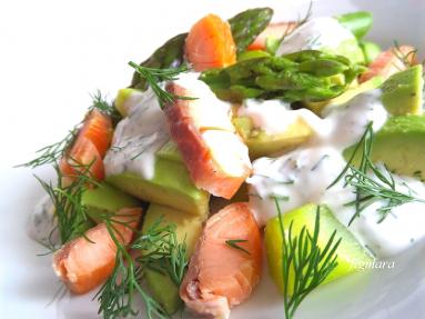 Zdjęcie - Sałatka ze szparagów, awokado, ziemniaków i wędzonego łososia - Przepisy kulinarne ze zdjęciami