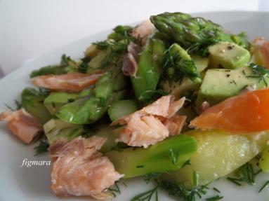 Zdjęcie - Sałatka z awokado, szparagów, ziemniaków i łososia - Przepisy kulinarne ze zdjęciami