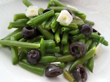 Zdjęcie - Fasolka szparagowa  z oliwkami i czosnkiem - Przepisy kulinarne ze zdjęciami