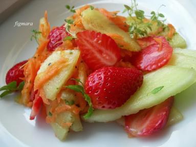 Zdjęcie - Surówka z marchwi, melona i truskawek - Przepisy kulinarne ze zdjęciami