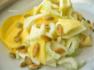 Zdjęcie - Surówka z selera naciowego, mango i jabłka - Przepisy kulinarne ze zdjęciami