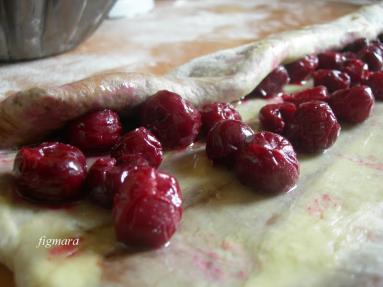 Zdjęcie - Marmurkowa babka drożdżowa z wiśniami - Przepisy kulinarne ze zdjęciami