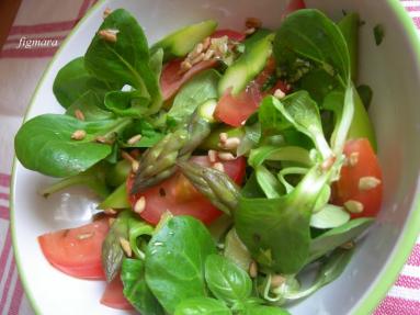 Zdjęcie - Sałatka z zielonych szparagów, roszponki i pomidorów - Przepisy kulinarne ze zdjęciami
