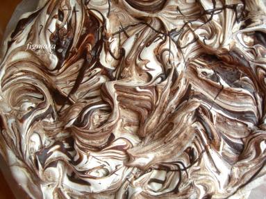 Zdjęcie - Wiśniowe ciasto z czekoladową bezą - Przepisy kulinarne ze zdjęciami