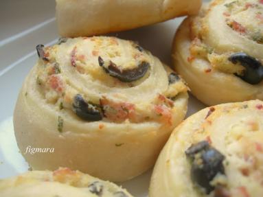 Zdjęcie - Drożdżowe ślimaczki z oliwkami, serem i szynką szwarcwaldzką - Przepisy kulinarne ze zdjęciami