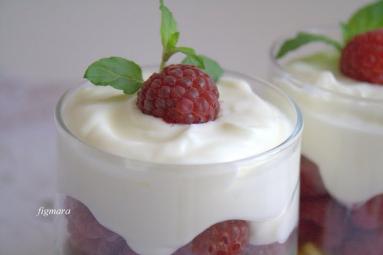 Zdjęcie - Maliny z kremem jogurtowo-śmietankowym - Przepisy kulinarne ze zdjęciami