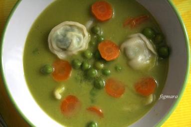 Zdjęcie - Zupa z zielonego groszku z tortellini - Przepisy kulinarne ze zdjęciami
