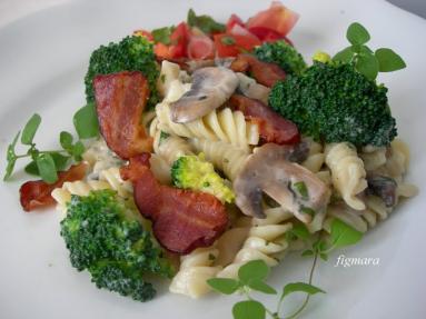 Zdjęcie - Makaron z brokułami w kremowym sosie - Przepisy kulinarne ze zdjęciami
