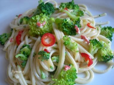 Zdjęcie - Spaghetti z brokułem i chili - Przepisy kulinarne ze zdjęciami