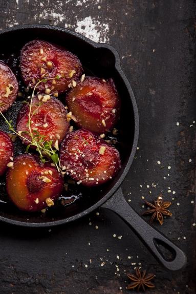 Zdjęcie - Korzenne śliwki duszone w winie z miodem - Przepisy kulinarne ze zdjęciami