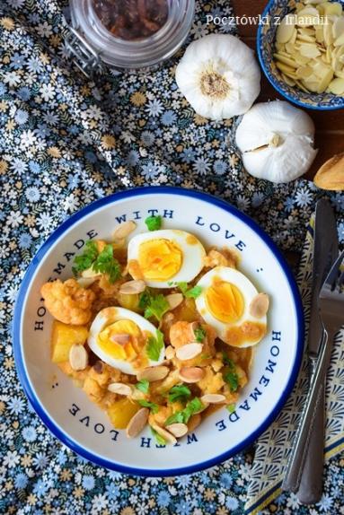 Zdjęcie - Curry z jajkiem i kalafiorem – U stóp Benbulbena - Przepisy kulinarne ze zdjęciami